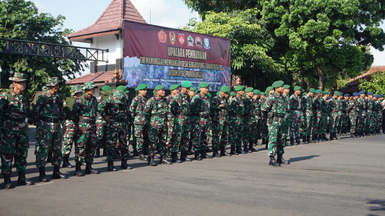 TMMD Sengkuyung Tahap IV Dimulai, TNI dan Warga Gotong Royong Bangun Jalan di Kradenan