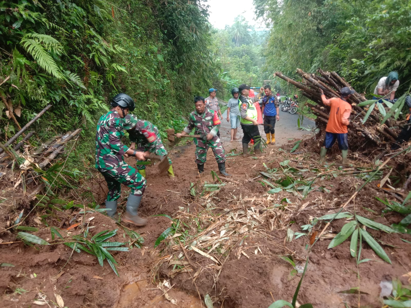 Longsor Tutup Akses Jalan Punggelan–Wanadadi, Petugas dan Relawan Bergerak Cepat