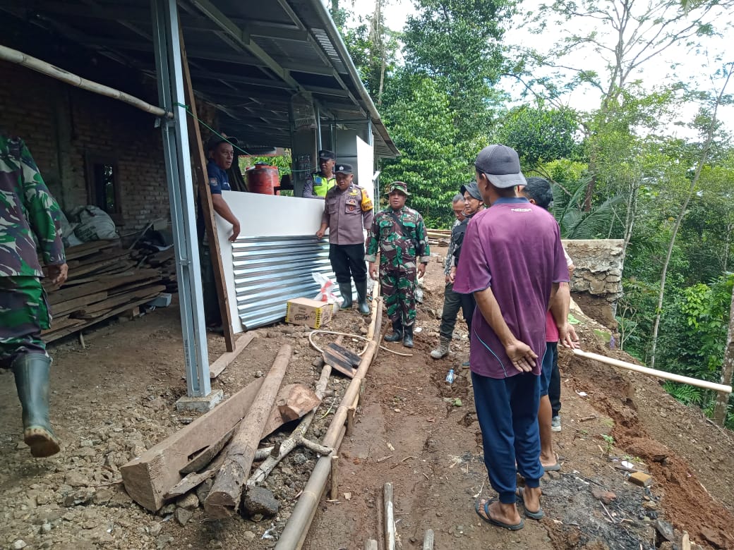 TNI–Polri dan Pemdes Binangun Gotong Royong Bantu Warga Korban Longsor di Banyumas