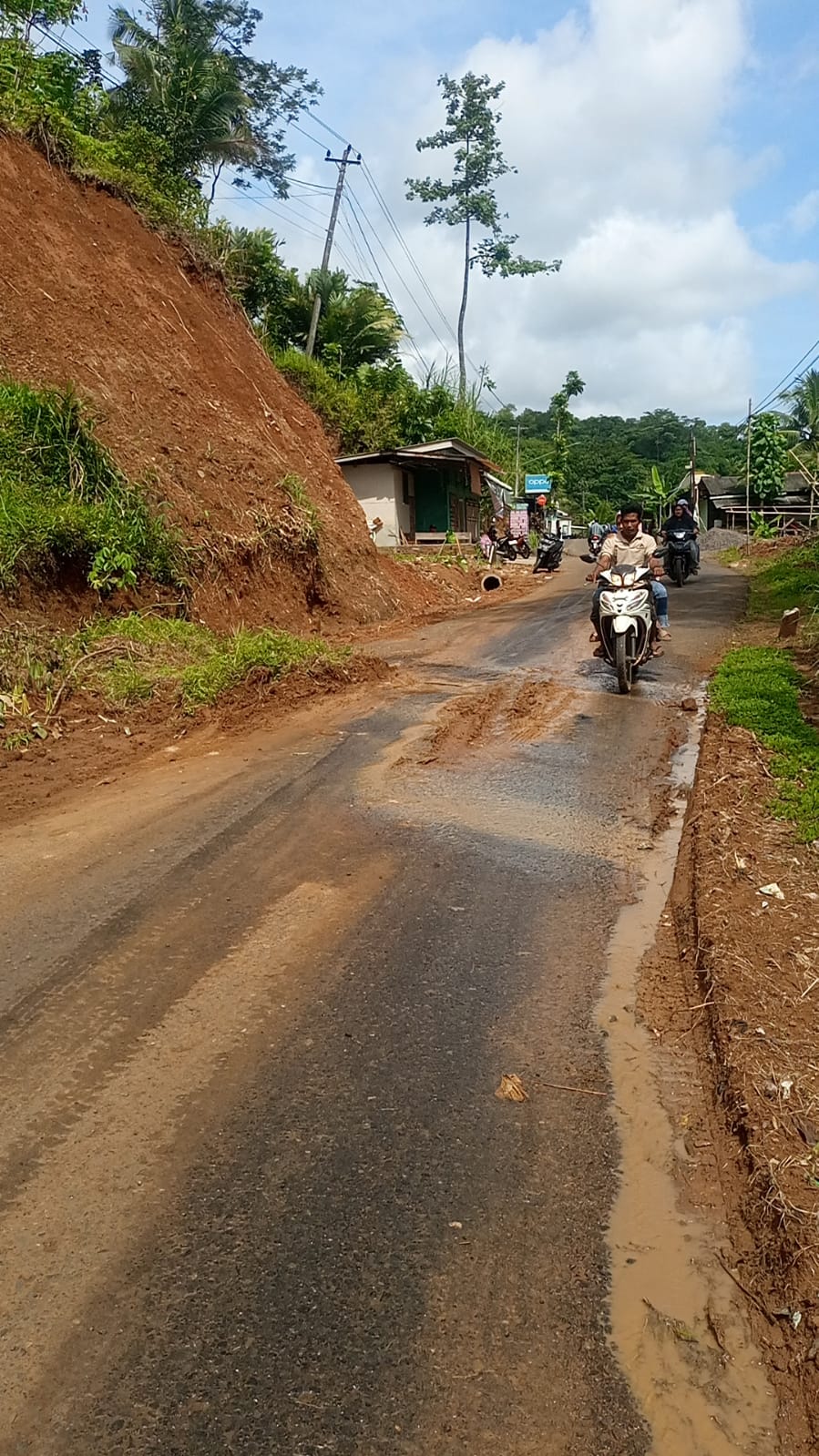 Kecelakaan Tunggal di Cipancur, Warga Mendesak Perbaikan Jalan yang Sering Tertutup Longsor