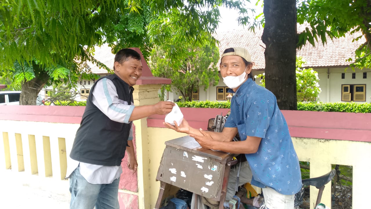 Jumat Berkah di Pemalang, Susmono Wartawan Lokal Berbagi Nasi Bungkus di Sirandu