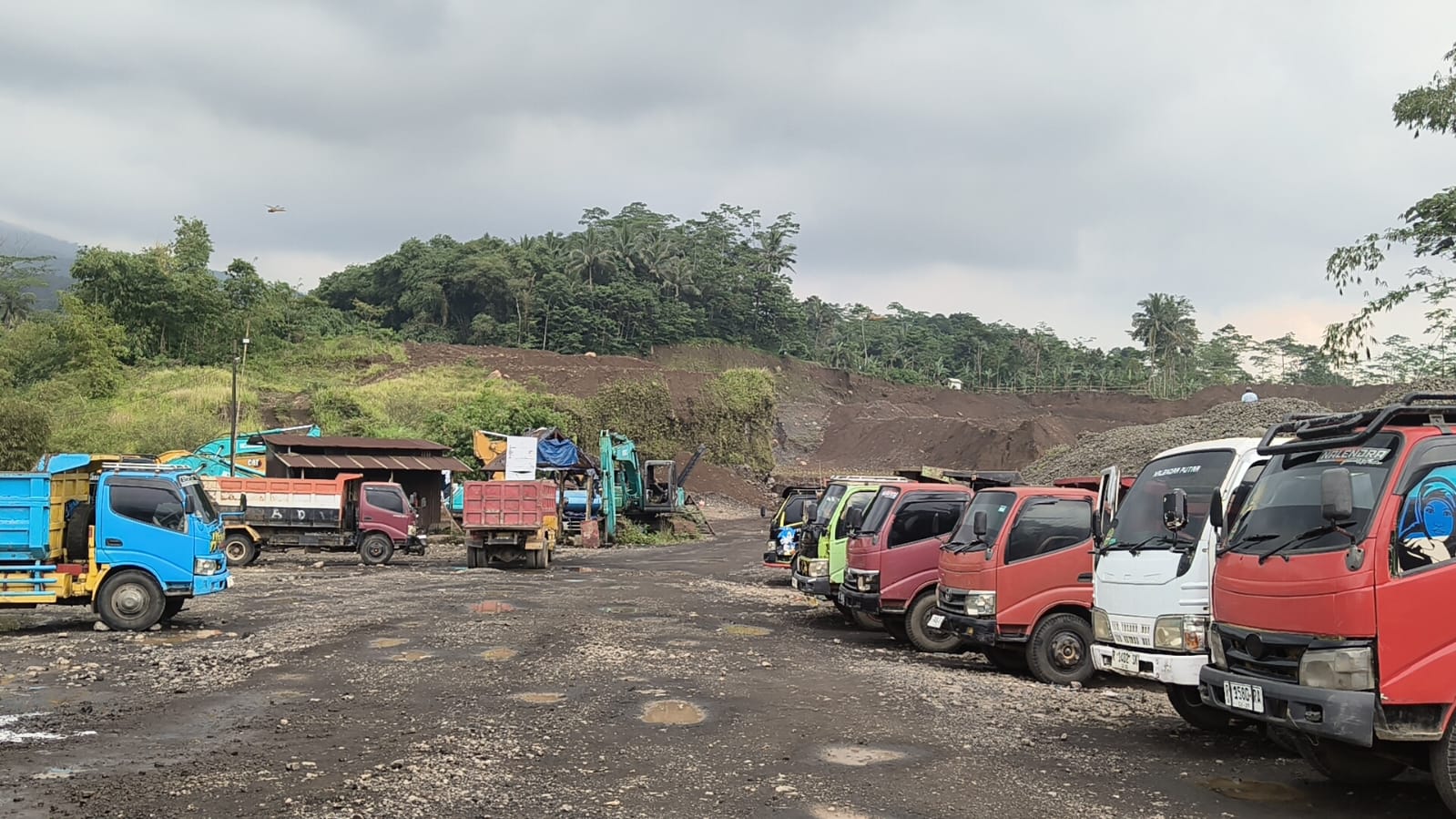 Aksi Damai Warga Gandatapa Tuntut Penutupan Tambang Pasir Hitam, Jalan Baturraden Timur Jadi Keluhan Utama