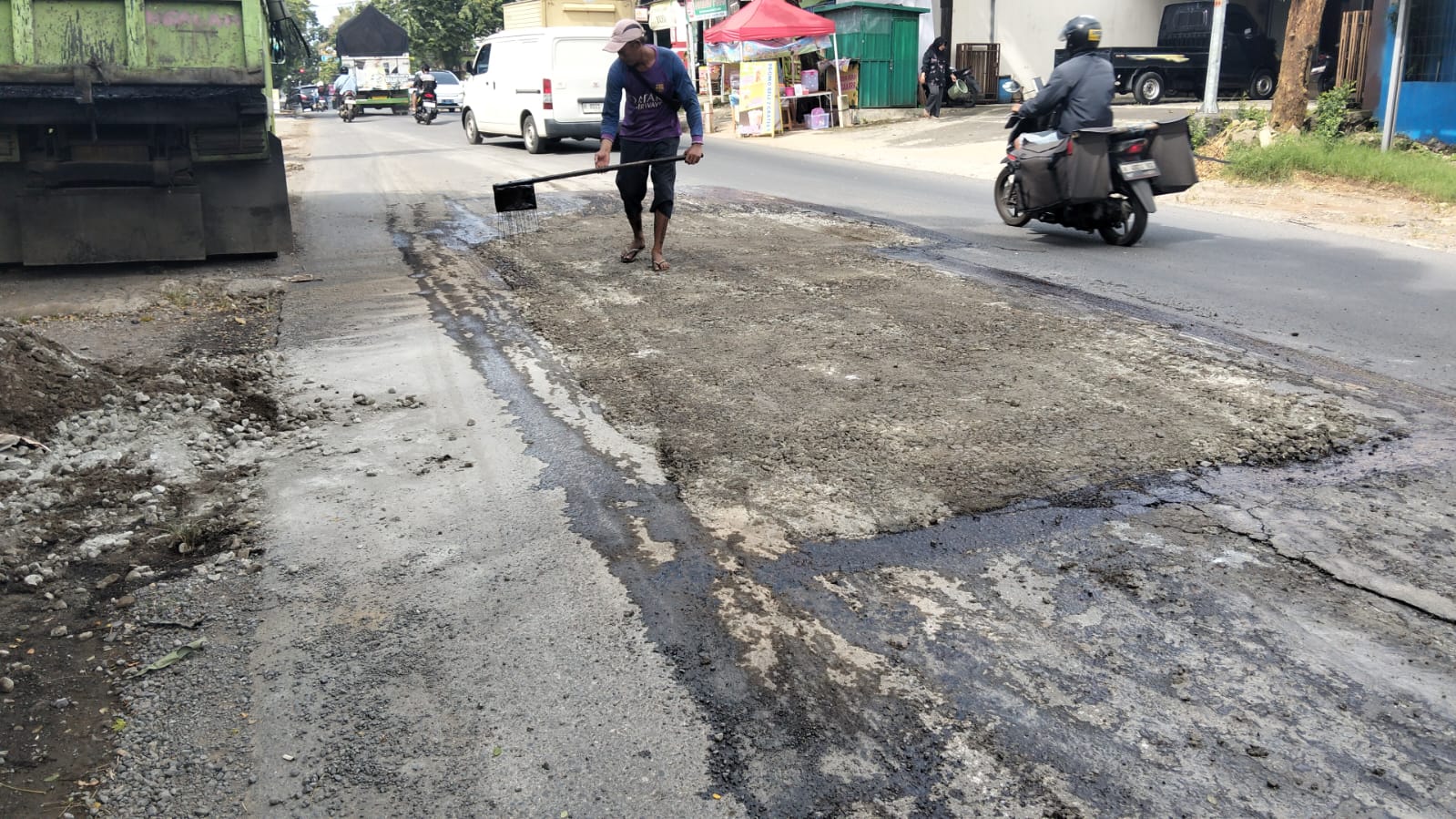 PT Praba Mas Hill Turun Tangan Benahi Jalan Candi Penataran Raya–Untung Suropati, Warga Sambut Positif