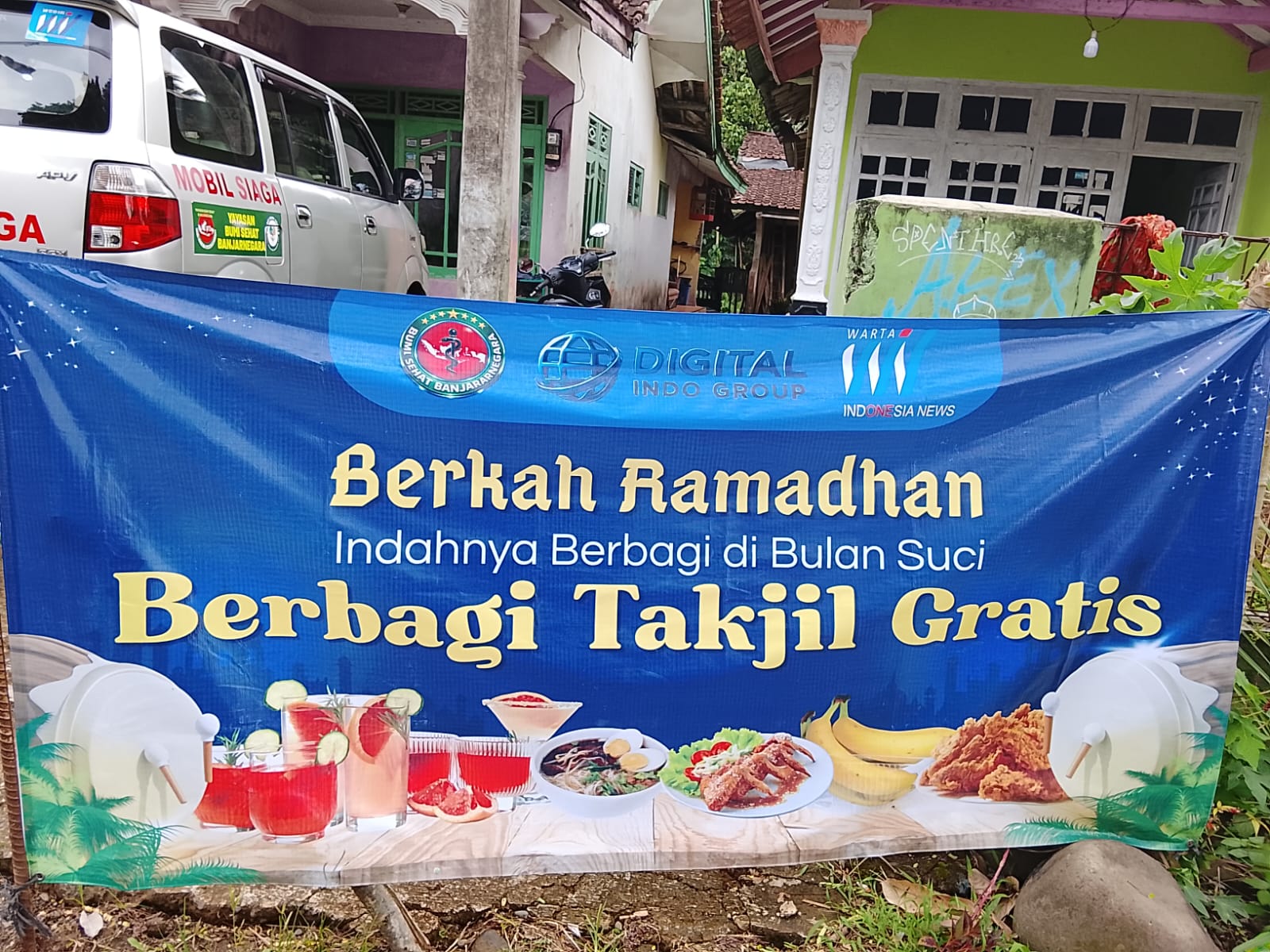 Semarak Ramadan, WINews Bersama Yayasan Bumi Sehat dan PT DIG Bagikan 1.000 Ta’jil untuk Warga Banjarnegara
